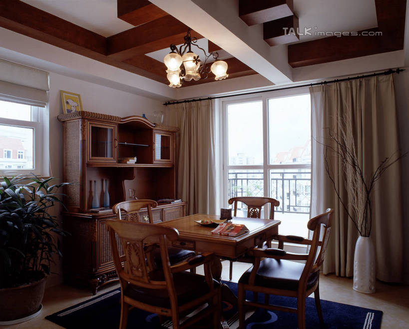 无人,家,客厅,横图,室内,白天,正面,别墅,餐桌,窗户,窗帘,地毯,柜子,家具,落地窗,天花板,装修,桌子,建筑,书籍,椅子,欧式,阴影,装饰,反射,木制,影子,饭厅,房屋,木椅,墙,屋子,公寓,豪华,建设,现代,装潢,洋房,楼房,玻璃窗,墙壁,墙面,住宅,帘子,木制品,书本,橱柜,室内装潢,书柜,遮阳,书橱,餐台,华丽,修饰,样板房,明亮,点缀,起居室,舒适,家居装潢,储存,房屋设计,地中海风格,古典风格,简约风格,室内设计,宽敞,样板房装潢,衬托,美观,雅致,雅观,客堂,储备,蕴藏,贮备,设计,书,图书,彩图,房子,贮存,szzm1