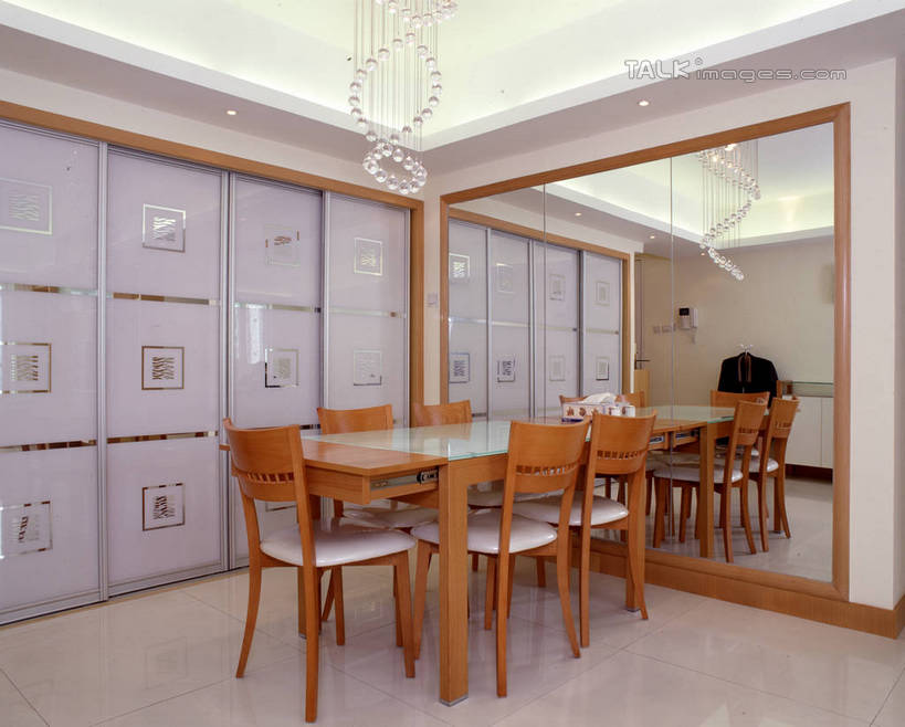 无人,家,横图,室内,白天,正面,绘画,别墅,餐桌,家具,镜子,天花板,装修,桌子,建筑,椅子,照明,欧式,阴影,艺术,装饰,光线,影子,饭厅,房屋,木椅,墙,屋子,公寓,灯光,古典,豪华,文化,建设,现代,装潢,洋房,楼房,顶灯,墙壁,墙面,住宅,灯,工艺品,灯具,室内装潢,品味,餐台,样板房,明亮,照亮,美术,镜像,高雅,舒适,家居装潢,镜面,照明设备,挂画,房屋设计,地中海风格,古典风格,简约风格,室内设计,宽敞,样板房装潢,美学,设计,装饰画,彩图,房子,szzm1