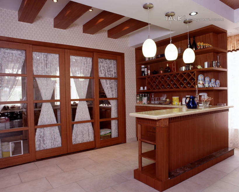 无人,家,横图,室内,白天,正面,吧台,别墅,餐桌,厨房,窗户,窗帘,家具,落地窗,天花板,装修,桌子,建筑,照明,欧式,阴影,装饰,光线,影子,饭厅,房屋,墙,屋子,公寓,灯光,豪华,红酒瓶,建设,现代,装潢,洋房,楼房,吊灯,玻璃窗,墙壁,墙面,住宅,玻璃制品,灯,酒瓶,帘子,玻璃瓶,瓶子,灯具,室内装潢,遮阳,服务台,餐台,华丽,修饰,样板房,明亮,照亮,点缀,舒适,家居装潢,葡萄酒瓶,照明设备,房屋设计,地中海风格,古典风格,简约风格,室内设计,宽敞,样板房装潢,衬托,美观,雅致,雅观,设计,彩图,房子,灶间,酒吧台,szzm1