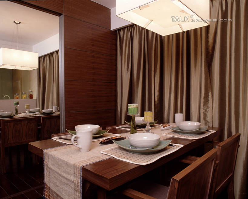 无人,家,横图,室内,白天,正面,别墅,餐桌,窗帘,家具,镜子,天花板,装修,桌子,建筑,杯子,餐具,照明,欧式,阴影,装饰,光线,布料,瓷器,碟子,盘,影子,饭厅,房屋,墙,屋子,公寓,灯光,咖啡杯,陶瓷制品,豪华,布纹,建设,现代,装潢,洋房,楼房,顶灯,墙壁,墙面,住宅,灯,桌布,帘子,盘子,餐巾,容器,灯具,碟,室内装潢,台布,碗,遮阳,餐台,储藏,华丽,修饰,样板房,明亮,照亮,点缀,镜像,舒适,家居装潢,镜面,照明设备,储存,瓷杯,房屋设计,地中海风格,古典风格,简约风格,室内设计,宽敞,样板房装潢,衬托,美观,雅致,雅观,设计,餐桌布,彩图,房子,贮存,szzm1