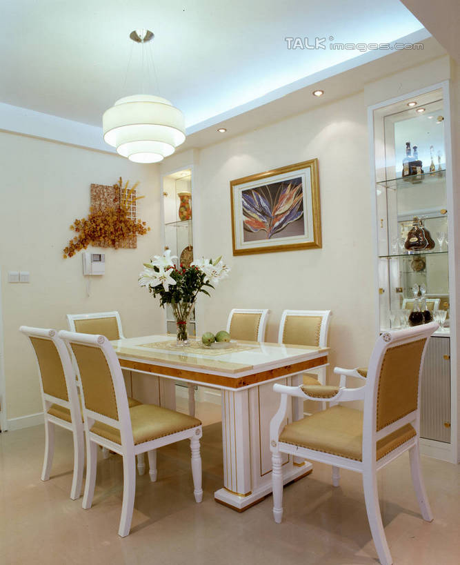 无人,家,竖图,室内,白天,正面,绘画,植物,别墅,餐桌,家具,天花板,装修,桌子,建筑,椅子,照明,欧式,阴影,艺术,装饰,盛开,光线,盆栽,影子,饭厅,房屋,墙,屋子,公寓,灯光,盆景,古典,豪华,花蕾,文化,建设,现代,装潢,洋房,楼房,顶灯,墙壁,墙面,住宅,灯,花,花瓣,花朵,鲜花,绿色,自然,工艺品,灯具,室内装潢,花苞,花蕊,品味,生长,成长,餐台,样板房,明亮,照亮,美术,高雅,舒适,家居装潢,照明设备,挂画,房屋设计,地中海风格,古典风格,简约风格,室内设计,宽敞,样板房装潢,美学,设计,装饰画,彩图,房子,szzm1