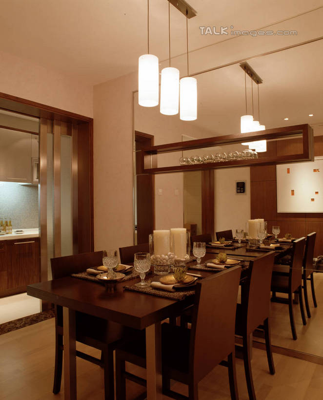 无人,家,竖图,室内,白天,正面,时尚,别墅,餐桌,窗帘,家具,天花板,装修,桌子,建筑,杯子,餐具,蜡烛,照明,欧式,阴影,装饰,光线,碟子,盘,影子,饭厅,房屋,墙,屋子,公寓,灯光,水晶,豪华,建设,现代,装潢,洋房,楼房,吊灯,水晶灯,墙壁,墙面,住宅,玻璃制品,灯,帘子,盘子,水杯,香薰,灯具,碟,室内装潢,遮阳,放松,芳香疗法,餐台,华丽,修饰,样板房,明亮,照亮,点缀,舒适,家居装潢,照明设备,高贵,水晶吊灯,舒心,舒缓,房屋设计,地中海风格,古典风格,简约风格,室内设计,宽敞,养颜,样板房装潢,衬托,美观,雅致,雅观,水晶制品,富丽,减压,华美,烛炬,香薰疗法,设计,玻璃杯,彩图,房子,香薰蜡烛,水晶石,szzm1