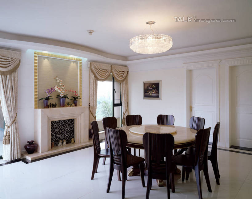 无人,家,横图,室内,白天,正面,时尚,壁炉,别墅,餐桌,窗户,窗帘,家具,落地窗,天花板,装修,桌子,建筑,椅子,照明,欧式,阴影,装饰,光线,影子,饭厅,房屋,木椅,墙,屋子,公寓,灯光,水晶,豪华,建设,现代,装潢,洋房,楼房,吊灯,水晶灯,玻璃窗,墙壁,墙面,住宅,灯,白色,帘子,灯具,室内装潢,取暖,遮阳,餐台,华丽,修饰,样板房,明亮,照亮,点缀,舒适,家居装潢,照明设备,高贵,水晶吊灯,房屋设计,地中海风格,古典风格,简约风格,室内设计,宽敞,样板房装潢,衬托,美观,雅致,雅观,水晶制品,富丽,华美,设计,彩图,房子,取暖设备,水晶石,szzm1