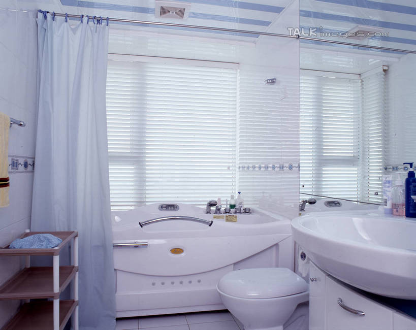 无人,家,横图,室内,白天,正面,别墅,窗户,窗帘,家具,生活用品,卫生间,洗手间,浴室,装修,建筑,欧式,阴影,装饰,反射,纺织物,水槽,影子,浴巾,百叶窗,房屋,马桶,屋子,公寓,豪华,建设,现代,水斗,装潢,洋房,楼房,住宅,帘子,毛巾,室内装潢,浴缸,清洁,遮阳,座便器,保暖,华丽,修饰,样板房,明亮,点缀,舒适,家居装潢,房屋设计,卫浴,地中海风格,古典风格,简约风格,卫浴设备,室内设计,宽敞,透气,防水,样板房装潢,衬托,美观,雅致,雅观,子孙桶,储水,耐磨,吸水,水管装置,设计,厕所,淋浴房,彩图,冲凉房,房子,沐浴间,沐浴室,szzm1