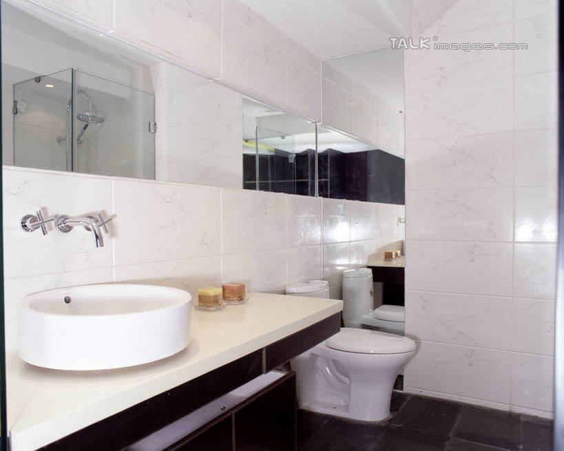 无人,家,横图,室内,白天,正面,化妆,美容,别墅,家具,镜子,生活用品,卫生间,洗手间,浴室,装修,建筑,欧式,阴影,装饰,反射,光线,水槽,水龙头,影子,房屋,马桶,墙,屋子,公寓,灯光,豪华,建设,现代,水斗,装潢,洋房,楼房,开关,墙壁,墙面,住宅,花洒,莲蓬头,白色,化妆镜,室内装潢,打开,座便器,样板房,明亮,阀门,镜像,舒适,家居装潢,开启,镜面,房屋设计,卫浴,地中海风格,古典风格,简约风格,室内设计,宽敞,喷雾头,样板房装潢,光学,子孙桶,水咀,设计,厕所,淋浴房,彩图,冲凉房,房子,沐浴间,沐浴室,szzm1