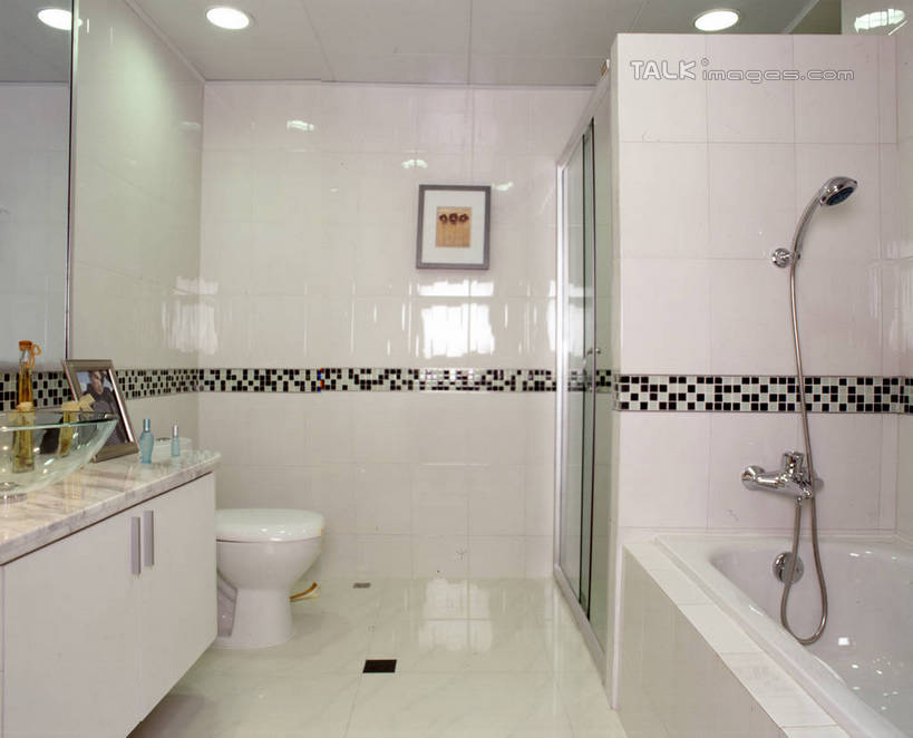 无人,家,横图,室内,白天,正面,化妆,美容,绘画,别墅,家具,镜子,生活用品,天花板,卫生间,洗手间,浴室,装修,建筑,照明,欧式,阴影,艺术,装饰,反射,光线,影子,房屋,马桶,墙,屋子,公寓,灯光,古典,豪华,文化,建设,现代,装潢,洋房,楼房,顶灯,墙壁,墙面,住宅,灯,花洒,莲蓬头,白色,化妆镜,工艺品,灯具,室内装潢,浴缸,品味,座便器,样板房,明亮,照亮,美术,镜像,高雅,舒适,家居装潢,镜面,照明设备,挂画,房屋设计,卫浴,地中海风格,古典风格,简约风格,卫浴设备,室内设计,宽敞,喷雾头,样板房装潢,美学,光学,子孙桶,水管装置,设计,厕所,淋浴房,装饰画,彩图,冲凉房,房子,沐浴间,沐浴室,szzm1