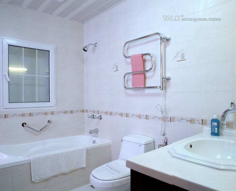 无人,家,横图,室内,白天,正面,别墅,窗户,家具,生活用品,天花板,卫生间,洗手间,浴室,装修,建筑,欧式,阴影,装饰,反射,纺织物,水槽,影子,房屋,马桶,墙,屋子,公寓,豪华,建设,现代,水斗,装潢,洋房,楼房,玻璃窗,墙壁,墙面,住宅,白色,毛巾,室内装潢,浴缸,清洁,座便器,保暖,样板房,明亮,舒适,家居装潢,房屋设计,卫浴,地中海风格,古典风格,简约风格,卫浴设备,室内设计,宽敞,透气,防水,样板房装潢,子孙桶,储水,耐磨,吸水,水管装置,设计,厕所,淋浴房,彩图,冲凉房,房子,沐浴间,沐浴室,szzm1