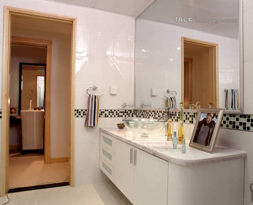 无人,家,横图,室内,白天,正面,化妆,美容,别墅,柜子,家具,镜子,天花板,卫生间,洗手间,浴室,装修,建筑,相框,欧式,阴影,装饰,反射,纺织物,影子,房屋,墙,屋子,公寓,走道,走廊,过道,储物柜,豪华,建设,现代,装潢,洋房,楼房,墙壁,墙面,住宅,白色,化妆镜,毛巾,室内装潢,清洁,保暖,样板房,明亮,镜像,舒适,家居装潢,镜面,储存,房屋设计,地中海风格,古典风格,简约风格,室内设计,宽敞,透气,防水,样板房装潢,光学,储水,耐磨,吸水,储备,蕴藏,贮备,设计,厕所,淋浴房,彩图,冲凉房,房子,沐浴间,沐浴室,贮存,szzm1