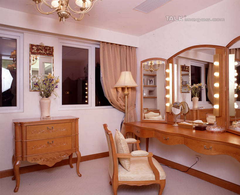 无人,家,横图,室内,白天,正面,化妆,美容,时尚,绘画,别墅,柜子,家具,镜子,天花板,卫生间,洗手间,装修,桌面,桌子,建筑,花瓶,照明,欧式,阴影,艺术,装饰,盛开,反射,光线,壁灯,影子,陶瓷,房屋,墙,屋子,公寓,灯光,陶瓷制品,水晶,储物柜,梳妆台,古典,豪华,花蕾,文化,建设,现代,装潢,洋房,楼房,吊灯,水晶灯,墙壁,墙面,住宅,灯,花,花瓣,花朵,鲜花,化妆镜,瓶子,工艺品,灯具,室内装潢,花苞,花蕊,品味,化妆台,华丽,样板房,明亮,照亮,美术,镜像,高雅,舒适,家居装潢,镜面,照明设备,储存,高贵,挂画,水晶吊灯,房屋设计,地中海风格,古典风格,简约风格,室内设计,宽敞,样板房装潢,美学,光学,水晶制品,富丽,华美,储备,蕴藏,贮备,设计,淋浴房,装饰画,彩图,冲凉房,房子,沐浴间,沐浴室,水晶石,贮存,szzm1