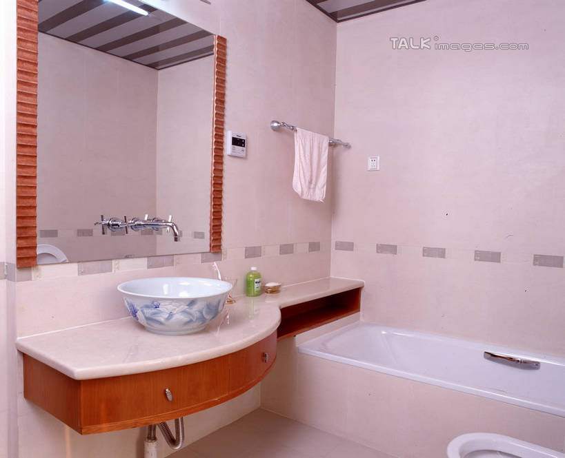 无人,家,横图,室内,白天,正面,化妆,美容,别墅,家具,镜子,天花板,卫生间,洗手间,浴室,装修,建筑,照明,欧式,阴影,装饰,反射,光线,纺织物,水槽,水龙头,影子,房屋,墙,屋子,公寓,灯光,豪华,建设,现代,水斗,装潢,洋房,楼房,顶灯,开关,墙壁,墙面,住宅,灯,白色,化妆镜,灯具,毛巾,室内装潢,浴缸,打开,清洁,保暖,样板房,明亮,照亮,阀门,镜像,舒适,家居装潢,开启,镜面,照明设备,房屋设计,地中海风格,古典风格,简约风格,卫浴设备,室内设计,宽敞,透气,防水,样板房装潢,光学,水咀,储水,耐磨,吸水,水管装置,设计,厕所,淋浴房,彩图,冲凉房,房子,沐浴间,沐浴室,szzm1