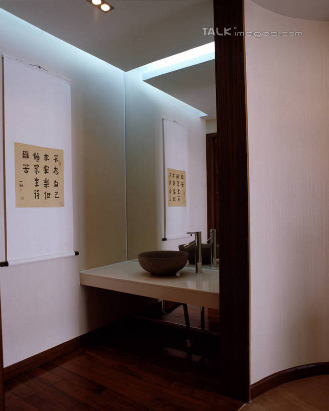 无人,家,竖图,室内,白天,正面,化妆,美容,绘画,别墅,家具,镜子,天花板,卫生间,洗手间,浴室,装修,建筑,照明,欧式,阴影,艺术,装饰,反射,光线,水槽,水龙头,影子,房屋,墙,屋子,公寓,灯光,古典,豪华,文化,建设,现代,水斗,装潢,洋房,楼房,顶灯,开关,墙壁,墙面,住宅,灯,白色,化妆镜,工艺品,灯具,室内装潢,打开,品味,样板房,明亮,照亮,美术,阀门,镜像,高雅,舒适,家居装潢,开启,镜面,照明设备,挂画,房屋设计,地中海风格,古典风格,简约风格,室内设计,宽敞,样板房装潢,美学,光学,水咀,设计,厕所,淋浴房,装饰画,彩图,冲凉房,房子,沐浴间,沐浴室,szzm1