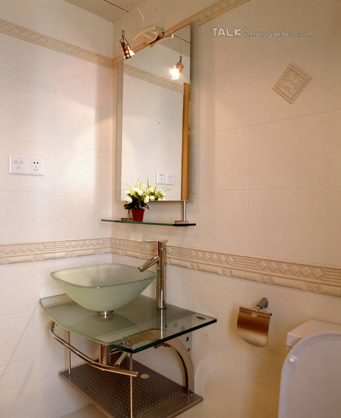 无人,家,竖图,室内,白天,正面,化妆,美容,别墅,家具,镜子,天花板,卫生间,洗手间,浴室,装修,建筑,照明,欧式,阴影,装饰,反射,光线,水槽,水龙头,影子,房屋,墙,屋子,公寓,灯光,豪华,建设,现代,水斗,装潢,洋房,楼房,顶灯,开关,墙壁,墙面,住宅,灯,化妆镜,灯具,室内装潢,打开,样板房,明亮,照亮,阀门,镜像,舒适,家居装潢,开启,镜面,照明设备,房屋设计,地中海风格,古典风格,简约风格,室内设计,宽敞,样板房装潢,光学,水咀,设计,厕所,淋浴房,彩图,冲凉房,房子,沐浴间,沐浴室,szzm1