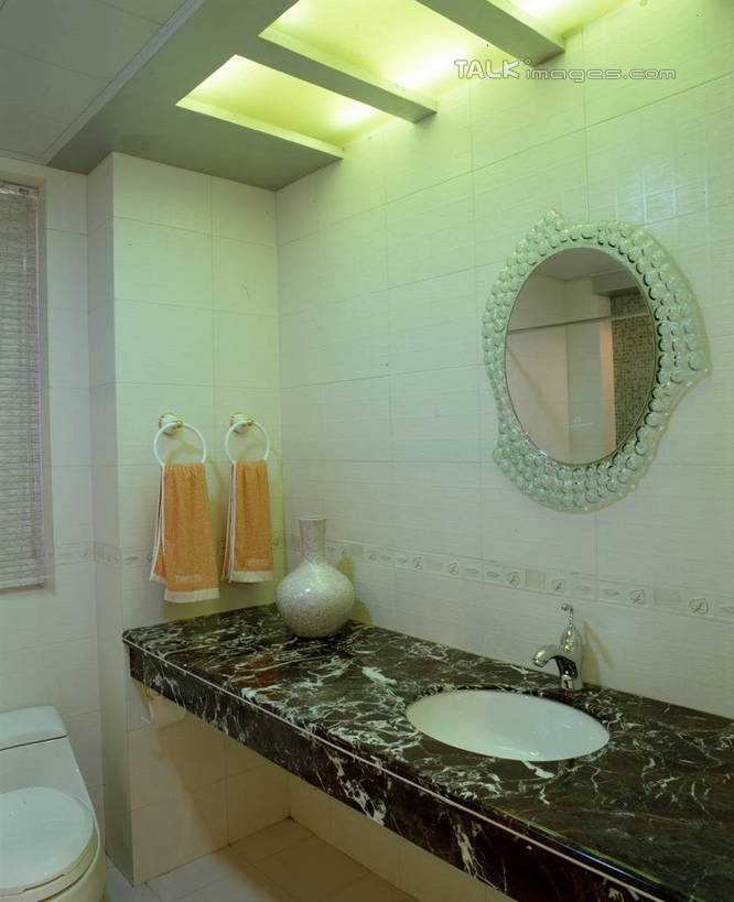 无人,家,竖图,室内,白天,正面,化妆,美容,别墅,家具,镜子,生活用品,天花板,卫生间,洗手间,浴室,装修,建筑,照明,欧式,阴影,装饰,反射,光线,纺织物,水槽,水龙头,影子,房屋,马桶,墙,屋子,公寓,灯光,豪华,建设,现代,水斗,装潢,洋房,楼房,顶灯,开关,墙壁,墙面,住宅,灯,化妆镜,灯具,毛巾,室内装潢,打开,清洁,座便器,保暖,样板房,明亮,照亮,阀门,镜像,舒适,家居装潢,开启,镜面,照明设备,房屋设计,卫浴,地中海风格,古典风格,简约风格,室内设计,宽敞,透气,防水,样板房装潢,光学,子孙桶,水咀,储水,耐磨,吸水,设计,厕所,淋浴房,彩图,冲凉房,房子,沐浴间,沐浴室,szzm1