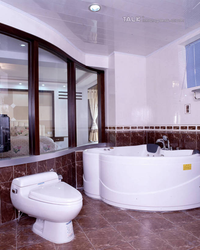 无人,家,竖图,室内,白天,正面,别墅,家具,镜子,生活用品,天花板,卫生间,洗手间,浴室,装修,建筑,照明,欧式,阴影,装饰,光线,瓷砖,地砖,纺织物,水龙头,影子,房屋,马桶,墙,屋子,公寓,灯光,地面,豪华,建设,现代,装潢,洋房,楼房,顶灯,开关,墙壁,墙面,住宅,灯,白色,灯具,毛巾,室内装潢,浴缸,打开,清洁,座便器,保暖,样板房,明亮,照亮,阀门,镜像,舒适,家居装潢,开启,镜面,照明设备,房屋设计,卫浴,地中海风格,古典风格,简约风格,卫浴设备,室内设计,宽敞,透气,防水,样板房装潢,子孙桶,水咀,储水,耐磨,吸水,水管装置,设计,厕所,淋浴房,彩图,冲凉房,房子,沐浴间,沐浴室,szzm1