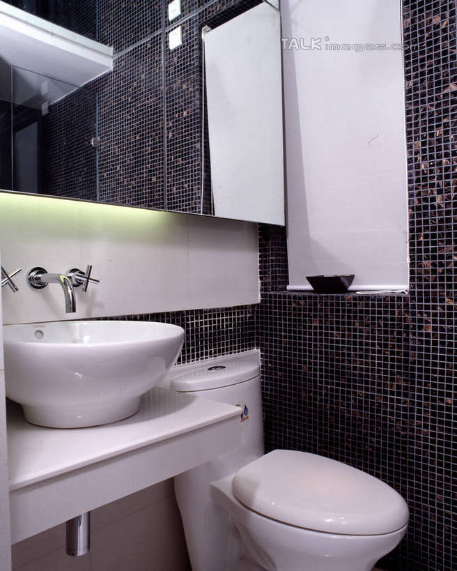 无人,家,竖图,室内,白天,正面,化妆,美容,别墅,家具,镜子,生活用品,卫生间,洗手间,浴室,装修,建筑,欧式,阴影,装饰,反射,光线,纺织物,水槽,水龙头,影子,房屋,马桶,屋子,公寓,灯光,豪华,建设,现代,水斗,装潢,洋房,楼房,开关,住宅,化妆镜,毛巾,室内装潢,打开,清洁,座便器,保暖,样板房,明亮,阀门,镜像,舒适,家居装潢,开启,镜面,房屋设计,卫浴,地中海风格,古典风格,简约风格,室内设计,宽敞,透气,防水,样板房装潢,光学,子孙桶,水咀,储水,耐磨,吸水,设计,厕所,淋浴房,彩图,冲凉房,房子,沐浴间,沐浴室,szzm1