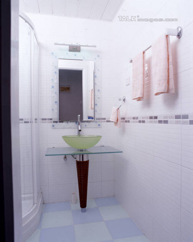 无人,家,竖图,室内,白天,正面,化妆,美容,别墅,家具,镜子,天花板,卫生间,洗手间,浴室,装修,建筑,欧式,阴影,装饰,反射,纺织物,水槽,水龙头,影子,房屋,墙,屋子,公寓,豪华,建设,现代,水斗,装潢,洋房,楼房,开关,墙壁,墙面,住宅,白色,化妆镜,毛巾,室内装潢,打开,清洁,保暖,样板房,明亮,阀门,镜像,舒适,家居装潢,开启,镜面,房屋设计,地中海风格,古典风格,简约风格,室内设计,宽敞,透气,防水,样板房装潢,光学,水咀,储水,耐磨,吸水,设计,厕所,淋浴房,彩图,冲凉房,房子,沐浴间,沐浴室,szzm1