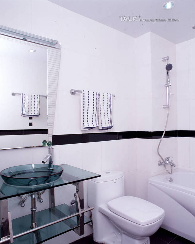 无人,家,竖图,室内,白天,正面,化妆,美容,别墅,家具,镜子,生活用品,天花板,卫生间,洗手间,浴室,装修,建筑,欧式,阴影,装饰,反射,纺织物,水槽,水龙头,影子,房屋,马桶,墙,屋子,公寓,豪华,建设,现代,水斗,装潢,洋房,楼房,开关,墙壁,墙面,住宅,花洒,莲蓬头,白色,化妆镜,毛巾,室内装潢,浴缸,打开,清洁,座便器,保暖,样板房,明亮,阀门,镜像,舒适,家居装潢,开启,镜面,房屋设计,卫浴,地中海风格,古典风格,简约风格,卫浴设备,室内设计,宽敞,透气,防水,喷雾头,样板房装潢,光学,子孙桶,水咀,储水,耐磨,吸水,水管装置,设计,厕所,淋浴房,彩图,冲凉房,房子,沐浴间,沐浴室,szzm1