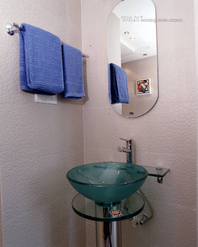 无人,家,竖图,室内,白天,正面,化妆,美容,别墅,家具,镜子,卫生间,洗手间,浴室,装修,建筑,欧式,阴影,装饰,反射,纺织物,水槽,水龙头,影子,房屋,墙,屋子,公寓,豪华,建设,现代,水斗,装潢,洋房,楼房,开关,墙壁,墙面,住宅,白色,化妆镜,毛巾,室内装潢,打开,清洁,保暖,样板房,明亮,阀门,镜像,舒适,家居装潢,开启,镜面,房屋设计,地中海风格,古典风格,简约风格,室内设计,宽敞,透气,防水,样板房装潢,光学,水咀,储水,耐磨,吸水,设计,厕所,淋浴房,彩图,冲凉房,房子,沐浴间,沐浴室,szzm1