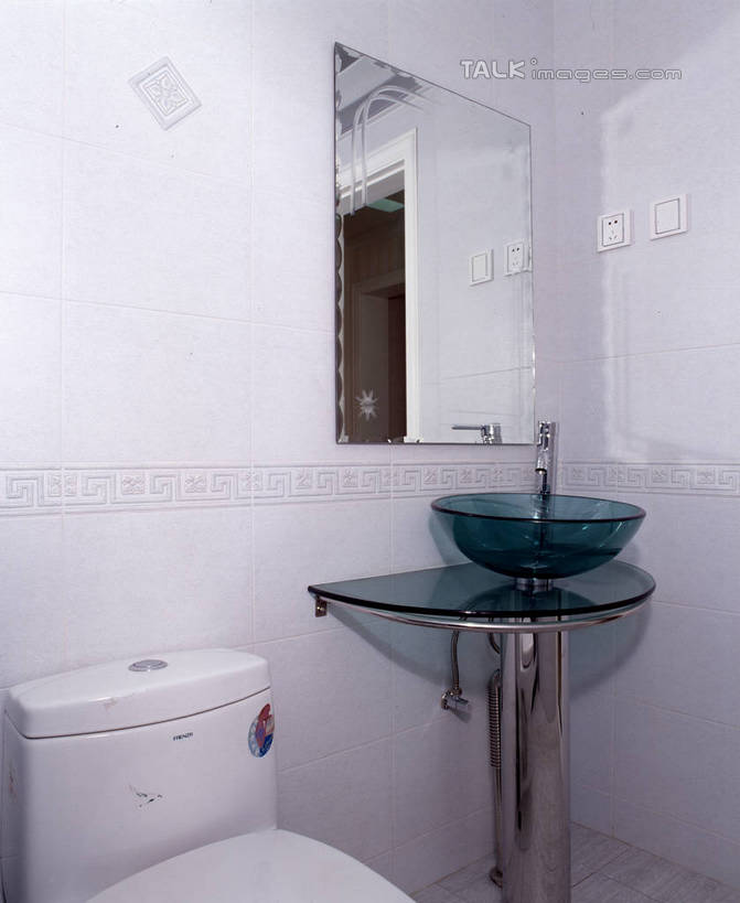 无人,家,竖图,室内,白天,正面,化妆,美容,别墅,家具,镜子,生活用品,卫生间,洗手间,浴室,装修,建筑,欧式,阴影,装饰,反射,水槽,水龙头,影子,房屋,马桶,墙,屋子,公寓,豪华,建设,现代,水斗,装潢,洋房,楼房,开关,墙壁,墙面,住宅,白色,化妆镜,室内装潢,打开,座便器,样板房,明亮,阀门,镜像,舒适,家居装潢,开启,镜面,房屋设计,卫浴,地中海风格,古典风格,简约风格,室内设计,宽敞,样板房装潢,光学,子孙桶,水咀,设计,厕所,淋浴房,彩图,冲凉房,房子,沐浴间,沐浴室,szzm1