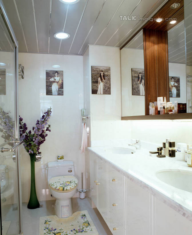 无人,家,竖图,室内,白天,正面,化妆,美容,绘画,别墅,家具,镜子,生活用品,天花板,卫生间,洗手间,浴室,装修,建筑,花瓶,照明,欧式,阴影,艺术,装饰,盛开,反射,光线,水槽,影子,房屋,马桶,墙,屋子,公寓,灯光,古典,豪华,花蕾,文化,建设,现代,水斗,装潢,洋房,楼房,顶灯,墙壁,墙面,住宅,玻璃制品,灯,花,花瓣,花朵,鲜花,玻璃瓶,化妆镜,瓶子,工艺品,灯具,室内装潢,花苞,花蕊,品味,座便器,样板房,明亮,照亮,美术,镜像,高雅,舒适,家居装潢,镜面,照明设备,挂画,房屋设计,卫浴,地中海风格,古典风格,简约风格,室内设计,宽敞,样板房装潢,美学,光学,子孙桶,设计,厕所,淋浴房,装饰画,彩图,冲凉房,房子,沐浴间,沐浴室,szzm1