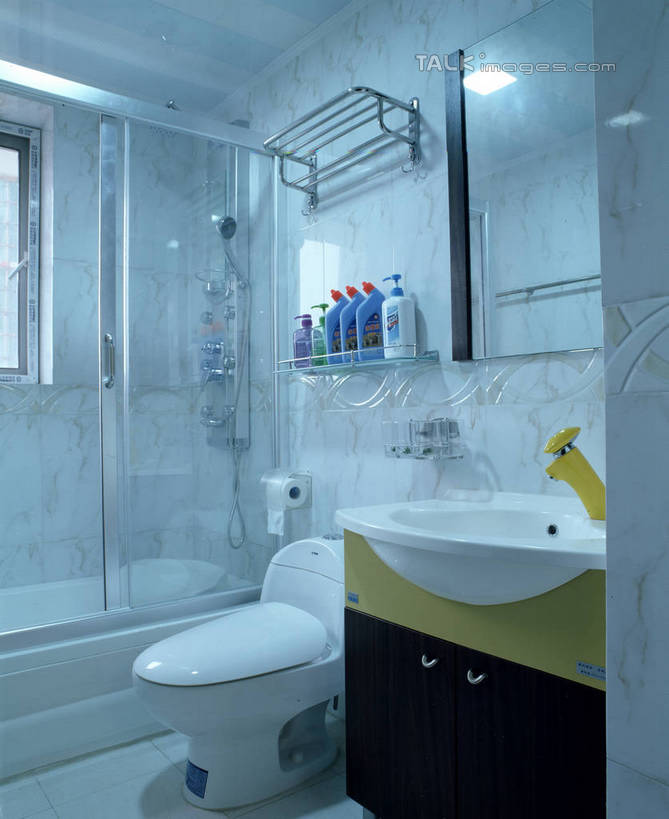 无人,家,竖图,室内,白天,正面,化妆,美容,别墅,家具,镜子,生活用品,天花板,卫生间,洗手间,浴室,装修,建筑,照明,欧式,阴影,装饰,反射,光线,水槽,水龙头,影子,房屋,马桶,墙,屋子,公寓,灯光,豪华,建设,现代,水斗,装潢,洋房,楼房,顶灯,开关,墙壁,墙面,住宅,灯,花洒,莲蓬头,化妆镜,灯具,室内装潢,浴缸,打开,座便器,样板房,明亮,照亮,阀门,镜像,舒适,家居装潢,开启,镜面,照明设备,房屋设计,卫浴,地中海风格,古典风格,简约风格,卫浴设备,室内设计,宽敞,喷雾头,样板房装潢,光学,子孙桶,水咀,水管装置,设计,厕所,淋浴房,彩图,冲凉房,房子,沐浴间,沐浴室,szzm1