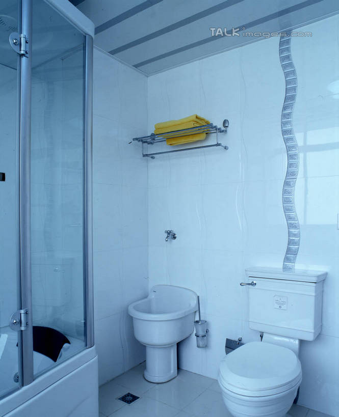 无人,家,竖图,室内,白天,正面,别墅,家具,生活用品,卫生间,洗手间,浴室,装修,建筑,欧式,阴影,装饰,反射,纺织物,水槽,水龙头,影子,房屋,马桶,墙,屋子,公寓,豪华,建设,现代,水斗,装潢,洋房,楼房,开关,墙壁,墙面,住宅,花洒,莲蓬头,白色,毛巾,室内装潢,打开,清洁,座便器,保暖,样板房,明亮,阀门,舒适,家居装潢,开启,房屋设计,卫浴,地中海风格,古典风格,简约风格,室内设计,宽敞,透气,防水,喷雾头,样板房装潢,子孙桶,水咀,储水,耐磨,吸水,设计,厕所,淋浴房,彩图,冲凉房,房子,沐浴间,沐浴室,szzm1