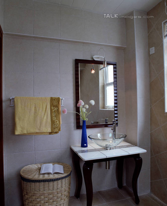 无人,家,竖图,室内,白天,正面,化妆,美容,别墅,家具,镜子,天花板,卫生间,洗手间,浴室,装修,建筑,花瓶,欧式,阴影,装饰,盛开,反射,纺织物,水槽,水龙头,影子,房屋,墙,屋子,公寓,豪华,花蕾,建设,现代,水斗,装潢,洋房,楼房,开关,墙壁,墙面,住宅,玻璃制品,花,花瓣,花朵,鲜花,白色,玻璃瓶,化妆镜,瓶子,毛巾,室内装潢,花苞,花蕊,打开,清洁,保暖,样板房,明亮,阀门,镜像,舒适,家居装潢,开启,镜面,房屋设计,地中海风格,古典风格,简约风格,室内设计,宽敞,透气,防水,样板房装潢,光学,水咀,储水,耐磨,吸水,设计,厕所,淋浴房,彩图,冲凉房,房子,沐浴间,沐浴室,szzm1