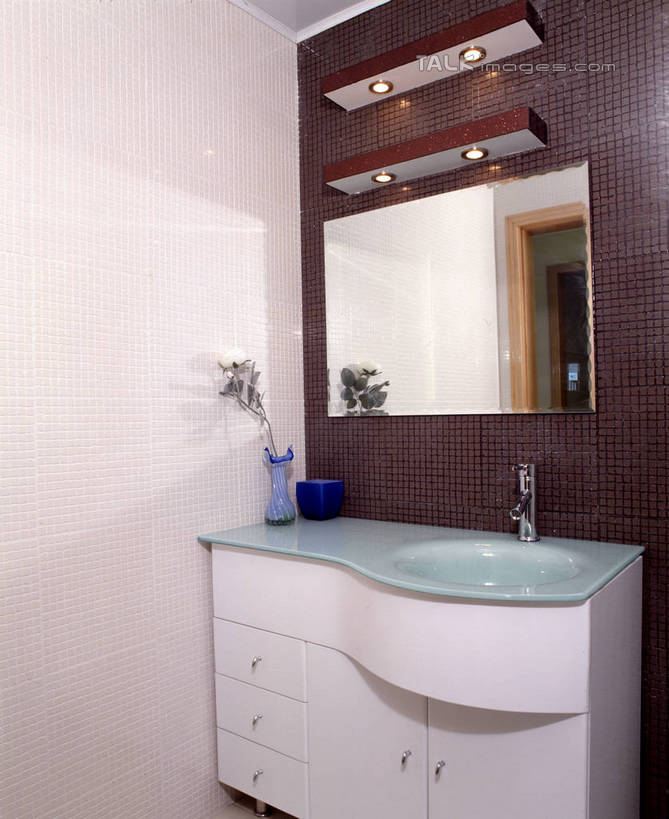 无人,家,竖图,室内,白天,正面,化妆,美容,别墅,家具,镜子,卫生间,洗手间,浴室,装修,建筑,花瓶,欧式,阴影,装饰,盛开,反射,水槽,水龙头,影子,房屋,墙,屋子,公寓,豪华,花蕾,建设,现代,水斗,装潢,洋房,楼房,开关,墙壁,墙面,住宅,玻璃制品,花,花瓣,花朵,鲜花,白色,玻璃瓶,化妆镜,瓶子,室内装潢,花苞,花蕊,打开,样板房,明亮,阀门,镜像,舒适,家居装潢,开启,镜面,房屋设计,地中海风格,古典风格,简约风格,室内设计,宽敞,样板房装潢,光学,水咀,设计,厕所,淋浴房,彩图,冲凉房,房子,沐浴间,沐浴室,szzm1