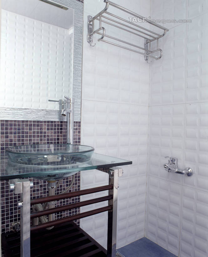 无人,家,栏杆,竖图,室内,白天,正面,化妆,美容,别墅,家具,镜子,卫生间,洗手间,浴室,装修,建筑,欧式,阴影,装饰,反射,水槽,水龙头,影子,房屋,墙,屋子,公寓,围栏,豪华,建设,现代,水斗,装潢,洋房,护栏,楼房,开关,墙壁,墙面,住宅,白色,化妆镜,室内装潢,打开,样板房,明亮,阀门,镜像,舒适,家居装潢,开启,镜面,房屋设计,地中海风格,古典风格,简约风格,室内设计,宽敞,样板房装潢,光学,水咀,设计,厕所,淋浴房,彩图,冲凉房,房子,沐浴间,沐浴室,szzm1