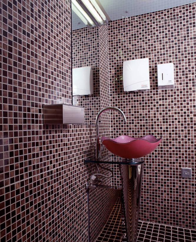 无人,家,竖图,室内,白天,正面,化妆,美容,别墅,家具,镜子,卫生间,洗手间,浴室,装修,建筑,欧式,阴影,装饰,反射,纺织物,水槽,水龙头,影子,房屋,墙,屋子,公寓,豪华,建设,现代,水斗,装潢,洋房,楼房,开关,墙壁,墙面,住宅,化妆镜,毛巾,室内装潢,打开,清洁,保暖,样板房,明亮,阀门,镜像,舒适,家居装潢,开启,镜面,房屋设计,地中海风格,古典风格,简约风格,室内设计,宽敞,透气,防水,样板房装潢,光学,水咀,储水,耐磨,吸水,设计,厕所,淋浴房,彩图,冲凉房,房子,沐浴间,沐浴室,szzm1