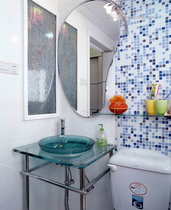 无人,家,竖图,室内,白天,正面,化妆,美容,别墅,家具,镜子,生活用品,天花板,卫生间,洗手间,浴室,装修,建筑,照明,欧式,阴影,装饰,反射,光线,水槽,水龙头,影子,房屋,马桶,墙,屋子,公寓,灯光,豪华,建设,现代,水斗,装潢,洋房,楼房,顶灯,开关,墙壁,墙面,住宅,灯,白色,化妆镜,灯具,室内装潢,打开,座便器,样板房,明亮,照亮,阀门,镜像,舒适,家居装潢,开启,镜面,照明设备,房屋设计,卫浴,地中海风格,古典风格,简约风格,室内设计,宽敞,样板房装潢,光学,子孙桶,水咀,设计,厕所,淋浴房,彩图,冲凉房,房子,沐浴间,沐浴室,szzm1