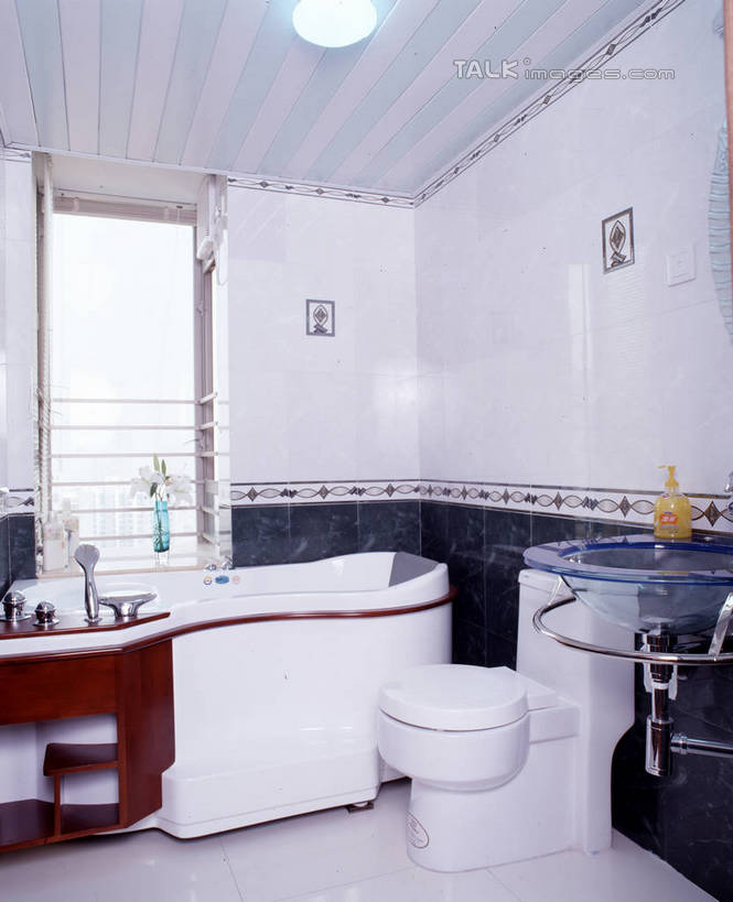 无人,家,竖图,室内,白天,正面,别墅,窗户,家具,生活用品,天花板,卫生间,洗手间,浴室,装修,建筑,欧式,装饰,纺织物,房屋,马桶,墙,屋子,公寓,豪华,建设,现代,装潢,洋房,楼房,玻璃窗,墙壁,墙面,住宅,白色,毛巾,室内装潢,浴缸,清洁,座便器,保暖,样板房,明亮,舒适,家居装潢,房屋设计,卫浴,地中海风格,古典风格,简约风格,卫浴设备,室内设计,宽敞,透气,防水,样板房装潢,子孙桶,储水,耐磨,吸水,水管装置,设计,厕所,淋浴房,彩图,冲凉房,房子,沐浴间,沐浴室,szzm1