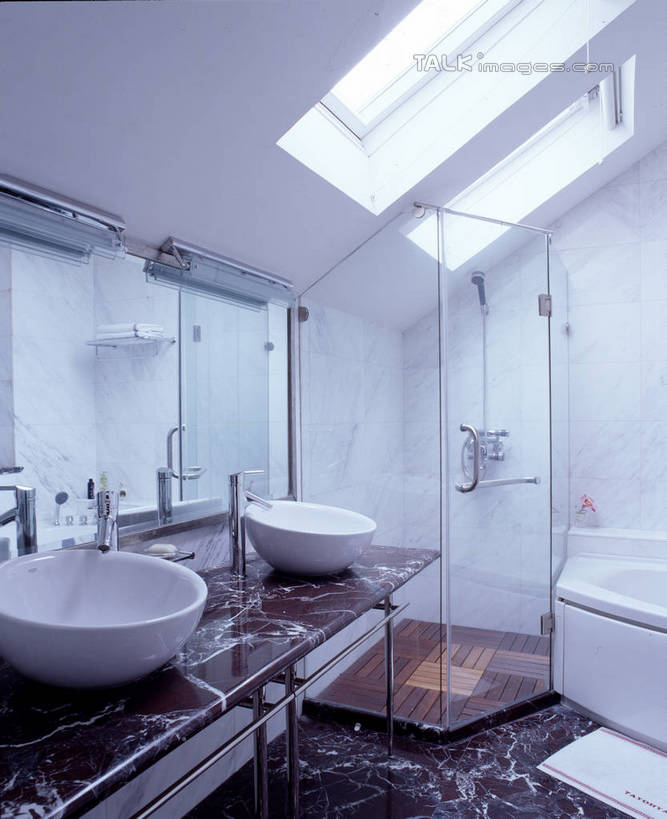 无人,家,竖图,室内,白天,正面,化妆,美容,别墅,窗户,家具,镜子,生活用品,天花板,卫生间,洗手间,浴室,装修,建筑,欧式,装饰,反射,水槽,水龙头,房屋,马桶,墙,天窗,屋子,公寓,豪华,建设,现代,水斗,装潢,洋房,楼房,开关,玻璃窗,墙壁,墙面,住宅,花洒,莲蓬头,化妆镜,室内装潢,打开,座便器,样板房,明亮,阀门,镜像,舒适,家居装潢,开启,镜面,房屋设计,卫浴,地中海风格,古典风格,简约风格,室内设计,宽敞,喷雾头,样板房装潢,光学,子孙桶,水咀,设计,厕所,淋浴房,彩图,冲凉房,房子,沐浴间,沐浴室,szzm1