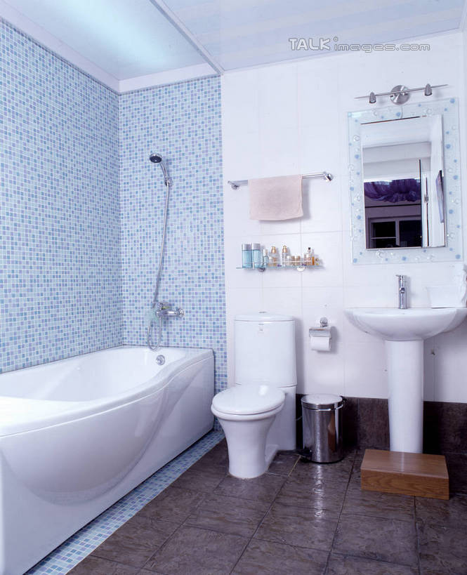 无人,家,竖图,室内,白天,正面,化妆,美容,别墅,家具,镜子,生活用品,天花板,卫生间,洗手间,浴室,装修,建筑,欧式,阴影,装饰,反射,水槽,水龙头,影子,房屋,马桶,墙,屋子,公寓,豪华,建设,现代,水斗,装潢,洋房,楼房,开关,墙壁,墙面,住宅,花洒,莲蓬头,白色,化妆镜,室内装潢,浴缸,打开,座便器,样板房,明亮,阀门,镜像,舒适,家居装潢,开启,镜面,房屋设计,卫浴,地中海风格,古典风格,简约风格,卫浴设备,室内设计,宽敞,喷雾头,样板房装潢,光学,子孙桶,水咀,水管装置,设计,厕所,淋浴房,彩图,冲凉房,房子,沐浴间,沐浴室,szzm1