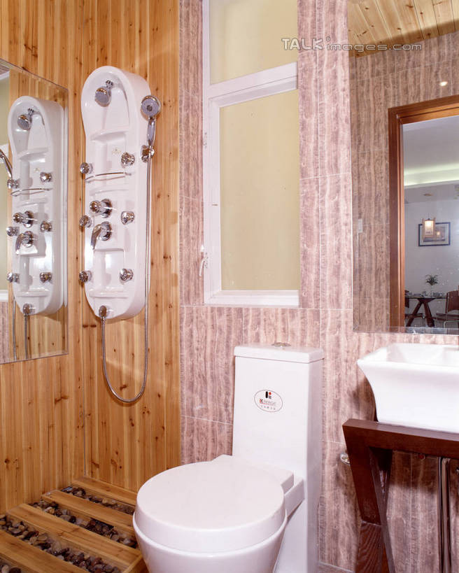 无人,家,竖图,室内,白天,正面,别墅,窗户,家具,镜子,生活用品,卫生间,洗手间,浴室,装修,建筑,欧式,阴影,装饰,反射,木制,水槽,影子,房屋,马桶,墙,屋子,公寓,豪华,建设,现代,水斗,装潢,洋房,楼房,玻璃窗,墙壁,墙面,住宅,木制品,室内装潢,座便器,样板房,明亮,镜像,舒适,家居装潢,镜面,房屋设计,卫浴,地中海风格,古典风格,简约风格,室内设计,宽敞,样板房装潢,子孙桶,设计,厕所,淋浴房,彩图,冲凉房,房子,沐浴间,沐浴室,szzm1