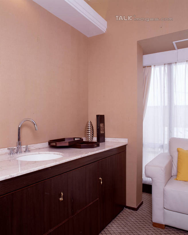 无人,家,竖图,室内,白天,正面,别墅,窗户,窗帘,家具,靠垫,落地窗,沙发,卫生间,洗手间,浴室,装修,建筑,欧式,阴影,装饰,反射,水槽,水龙头,影子,房屋,墙,屋子,公寓,靠枕,豪华,建设,现代,水斗,装潢,洋房,楼房,开关,玻璃窗,墙壁,墙面,住宅,帘子,垫子,室内装潢,枕头,打开,遮阳,华丽,修饰,样板房,明亮,点缀,阀门,舒适,家居装潢,开启,房屋设计,地中海风格,古典风格,简约风格,布艺沙发,室内设计,宽敞,样板房装潢,衬托,美观,雅致,雅观,水咀,设计,厕所,淋浴房,彩图,冲凉房,房子,沐浴间,沐浴室,szzm1