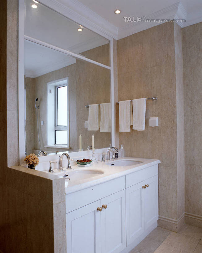 无人,家,竖图,室内,白天,正面,化妆,美容,别墅,柜子,家具,镜子,天花板,卫生间,洗手间,浴室,装修,建筑,照明,欧式,阴影,装饰,反射,光线,纺织物,水槽,水龙头,影子,房屋,墙,屋子,公寓,灯光,储物柜,豪华,建设,现代,水斗,装潢,洋房,楼房,顶灯,开关,墙壁,墙面,住宅,灯,化妆镜,灯具,毛巾,室内装潢,打开,清洁,保暖,样板房,明亮,照亮,阀门,镜像,舒适,家居装潢,开启,镜面,照明设备,储存,房屋设计,地中海风格,古典风格,简约风格,室内设计,宽敞,透气,防水,样板房装潢,光学,水咀,储水,耐磨,吸水,储备,蕴藏,贮备,设计,厕所,淋浴房,彩图,冲凉房,房子,沐浴间,沐浴室,贮存,szzm1