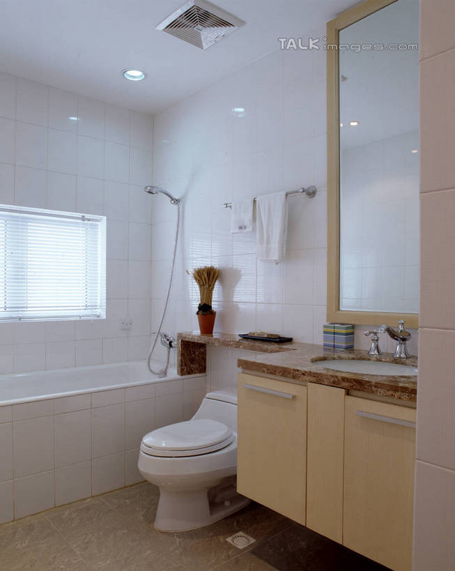 无人,家,竖图,室内,白天,正面,化妆,美容,别墅,窗户,家具,镜子,生活用品,天花板,卫生间,洗手间,浴室,装修,建筑,欧式,装饰,反射,纺织物,水槽,水龙头,房屋,马桶,墙,屋子,公寓,豪华,建设,现代,水斗,装潢,洋房,楼房,开关,玻璃窗,墙壁,墙面,住宅,白色,化妆镜,毛巾,室内装潢,浴缸,打开,清洁,座便器,保暖,样板房,明亮,阀门,镜像,舒适,家居装潢,开启,镜面,房屋设计,卫浴,地中海风格,古典风格,简约风格,卫浴设备,室内设计,宽敞,透气,防水,样板房装潢,光学,子孙桶,水咀,储水,耐磨,吸水,水管装置,设计,厕所,淋浴房,彩图,冲凉房,房子,沐浴间,沐浴室,szzm1