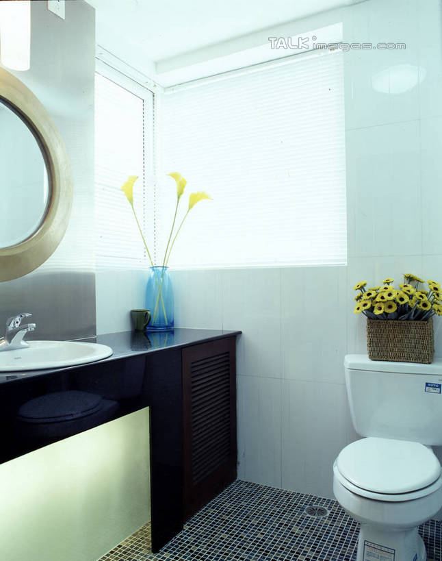 无人,家,竖图,室内,白天,正面,化妆,美容,别墅,窗户,家具,镜子,生活用品,卫生间,洗手间,浴室,装修,建筑,花瓶,欧式,阴影,装饰,盛开,反射,水槽,水龙头,影子,房屋,马桶,墙,屋子,公寓,豪华,花蕾,建设,现代,水斗,装潢,洋房,楼房,开关,玻璃窗,墙壁,墙面,住宅,玻璃制品,花,花瓣,花朵,鲜花,玻璃瓶,化妆镜,瓶子,室内装潢,花苞,花蕊,打开,座便器,样板房,明亮,阀门,镜像,舒适,家居装潢,开启,镜面,房屋设计,卫浴,地中海风格,古典风格,简约风格,室内设计,宽敞,样板房装潢,光学,子孙桶,水咀,设计,厕所,淋浴房,彩图,冲凉房,房子,沐浴间,沐浴室,szzm1