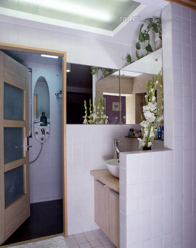 无人,家,竖图,室内,白天,正面,化妆,美容,别墅,家具,镜子,天花板,卫生间,洗手间,浴室,装修,建筑,照明,欧式,阴影,装饰,反射,光线,影子,房屋,墙,屋子,公寓,灯光,豪华,建设,现代,装潢,洋房,楼房,顶灯,墙壁,墙面,住宅,灯,花洒,莲蓬头,白色,化妆镜,灯具,室内装潢,样板房,明亮,照亮,镜像,舒适,家居装潢,镜面,照明设备,房屋设计,地中海风格,古典风格,简约风格,室内设计,宽敞,喷雾头,样板房装潢,光学,设计,厕所,淋浴房,彩图,冲凉房,房子,沐浴间,沐浴室,szzm1