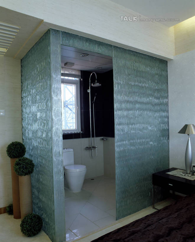 无人,家,竖图,室内,白天,正面,化妆,美容,别墅,家具,镜子,生活用品,天花板,卫生间,洗手间,浴室,装修,建筑,花瓶,照明,欧式,阴影,环保,装饰,盛开,反射,光线,影子,陶瓷,房屋,马桶,墙,屋子,公寓,灯光,垃圾桶,陶瓷制品,豪华,花蕾,建设,现代,装潢,洋房,楼房,顶灯,墙壁,墙面,住宅,灯,花,花瓣,花朵,鲜花,白色,化妆镜,瓶子,容器,灯具,室内装潢,花苞,花蕊,座便器,能源,储藏,垃圾箱,样板房,明亮,照亮,回收,镜像,资源,舒适,家居装潢,镜面,照明设备,储存,房屋设计,卫浴,地中海风格,古典风格,简约风格,利用,室内设计,低碳,宽敞,循环,样板房装潢,光学,子孙桶,持续,设计,厕所,淋浴房,彩图,冲凉房,房子,沐浴间,沐浴室,贮存,szzm1