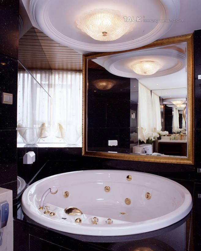 无人,家,竖图,室内,白天,正面,化妆,美容,别墅,窗户,家具,镜子,天花板,卫生间,洗手间,浴室,装修,建筑,照明,欧式,阴影,装饰,反射,光线,影子,房屋,墙,屋子,公寓,灯光,豪华,建设,现代,装潢,洋房,楼房,顶灯,玻璃窗,墙壁,墙面,住宅,灯,化妆镜,灯具,室内装潢,浴缸,样板房,明亮,照亮,镜像,舒适,家居装潢,镜面,照明设备,房屋设计,地中海风格,古典风格,简约风格,卫浴设备,室内设计,宽敞,样板房装潢,光学,水管装置,设计,厕所,淋浴房,彩图,冲凉房,房子,沐浴间,沐浴室,szzm1