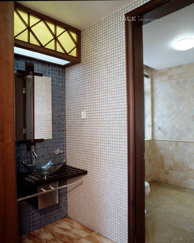 无人,家,竖图,室内,白天,正面,化妆,美容,别墅,柜子,家具,镜子,天花板,卫生间,洗手间,浴室,装修,建筑,照明,欧式,阴影,装饰,反射,光线,水槽,水龙头,影子,房屋,墙,屋子,公寓,灯光,储物柜,豪华,建设,现代,水斗,装潢,洋房,楼房,顶灯,开关,墙壁,墙面,住宅,灯,化妆镜,灯具,室内装潢,打开,样板房,明亮,照亮,阀门,镜像,舒适,家居装潢,开启,镜面,照明设备,储存,房屋设计,地中海风格,古典风格,简约风格,室内设计,宽敞,样板房装潢,光学,水咀,储备,蕴藏,贮备,设计,厕所,淋浴房,彩图,冲凉房,房子,沐浴间,沐浴室,贮存,szzm1