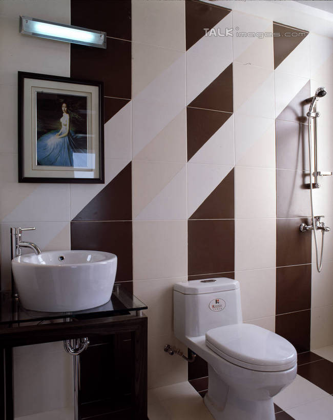 无人,家,竖图,室内,白天,正面,绘画,别墅,家具,生活用品,卫生间,洗手间,浴室,装修,建筑,照明,欧式,阴影,艺术,装饰,光线,壁灯,水槽,影子,房屋,马桶,屋子,公寓,灯光,古典,豪华,文化,建设,现代,水斗,装潢,洋房,楼房,住宅,灯,工艺品,灯具,室内装潢,品味,座便器,样板房,明亮,照亮,美术,高雅,舒适,家居装潢,照明设备,挂画,房屋设计,卫浴,地中海风格,古典风格,简约风格,室内设计,宽敞,样板房装潢,美学,子孙桶,设计,厕所,淋浴房,装饰画,彩图,冲凉房,房子,沐浴间,沐浴室,szzm1