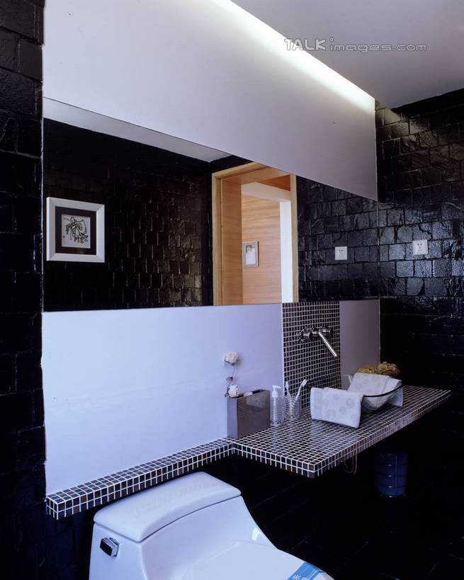 无人,家,竖图,室内,白天,正面,化妆,美容,绘画,别墅,家具,镜子,生活用品,卫生间,洗手间,浴室,装修,建筑,照明,欧式,阴影,艺术,装饰,反射,光线,壁灯,纺织物,水槽,影子,房屋,马桶,屋子,公寓,灯光,古典,豪华,文化,建设,现代,水斗,装潢,洋房,楼房,住宅,灯,化妆镜,工艺品,灯具,毛巾,室内装潢,品味,清洁,座便器,保暖,样板房,明亮,照亮,美术,镜像,高雅,舒适,家居装潢,镜面,照明设备,挂画,房屋设计,卫浴,地中海风格,古典风格,简约风格,室内设计,宽敞,透气,防水,样板房装潢,美学,光学,子孙桶,储水,耐磨,吸水,设计,厕所,淋浴房,装饰画,彩图,冲凉房,房子,沐浴间,沐浴室,szzm1