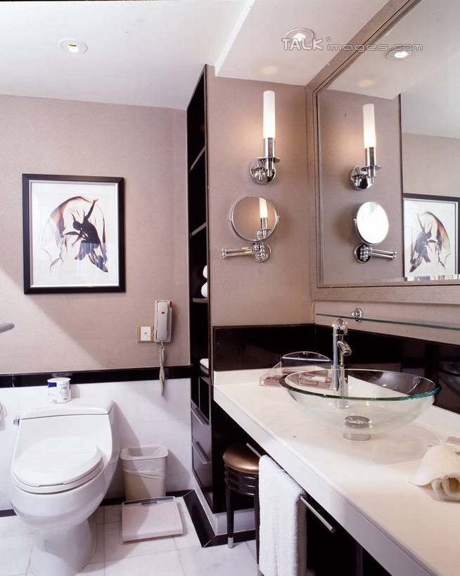 无人,家,竖图,室内,白天,正面,化妆,美容,绘画,别墅,家具,镜子,生活用品,卫生间,洗手间,浴室,装修,建筑,照明,欧式,阴影,艺术,装饰,反射,光线,壁灯,水槽,水龙头,影子,房屋,马桶,屋子,公寓,灯光,古典,豪华,文化,建设,现代,水斗,装潢,洋房,楼房,开关,住宅,灯,化妆镜,工艺品,灯具,室内装潢,打开,品味,座便器,样板房,明亮,照亮,美术,阀门,镜像,高雅,舒适,家居装潢,开启,镜面,照明设备,挂画,房屋设计,卫浴,地中海风格,古典风格,简约风格,室内设计,宽敞,样板房装潢,美学,光学,子孙桶,水咀,设计,厕所,淋浴房,装饰画,彩图,冲凉房,房子,沐浴间,沐浴室,szzm1