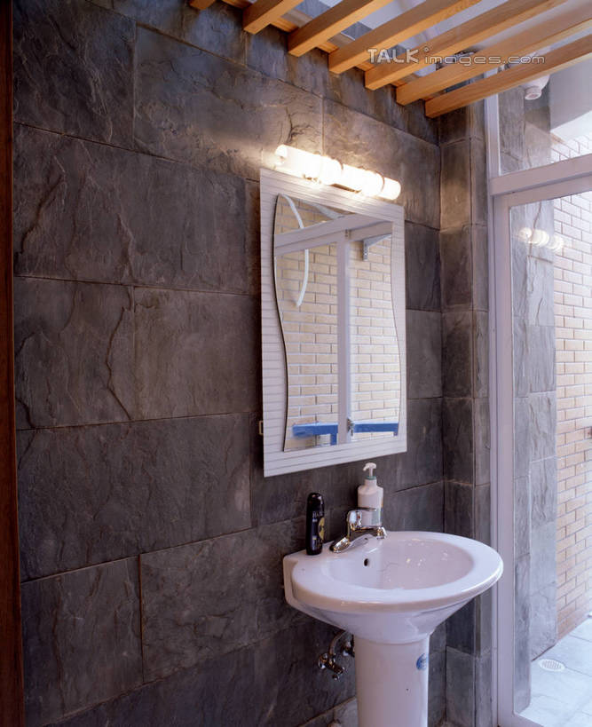 无人,家,竖图,室内,白天,正面,化妆,美容,别墅,家具,镜子,卫生间,洗手间,浴室,装修,建筑,照明,欧式,阴影,装饰,反射,光线,壁灯,水槽,水龙头,影子,房屋,墙,屋子,公寓,灯光,豪华,建设,现代,水斗,装潢,洋房,楼房,开关,墙壁,墙面,住宅,灯,化妆镜,灯具,室内装潢,打开,样板房,明亮,照亮,阀门,镜像,舒适,家居装潢,开启,镜面,照明设备,房屋设计,地中海风格,古典风格,简约风格,室内设计,宽敞,样板房装潢,光学,水咀,设计,厕所,淋浴房,彩图,冲凉房,房子,沐浴间,沐浴室,szzm1