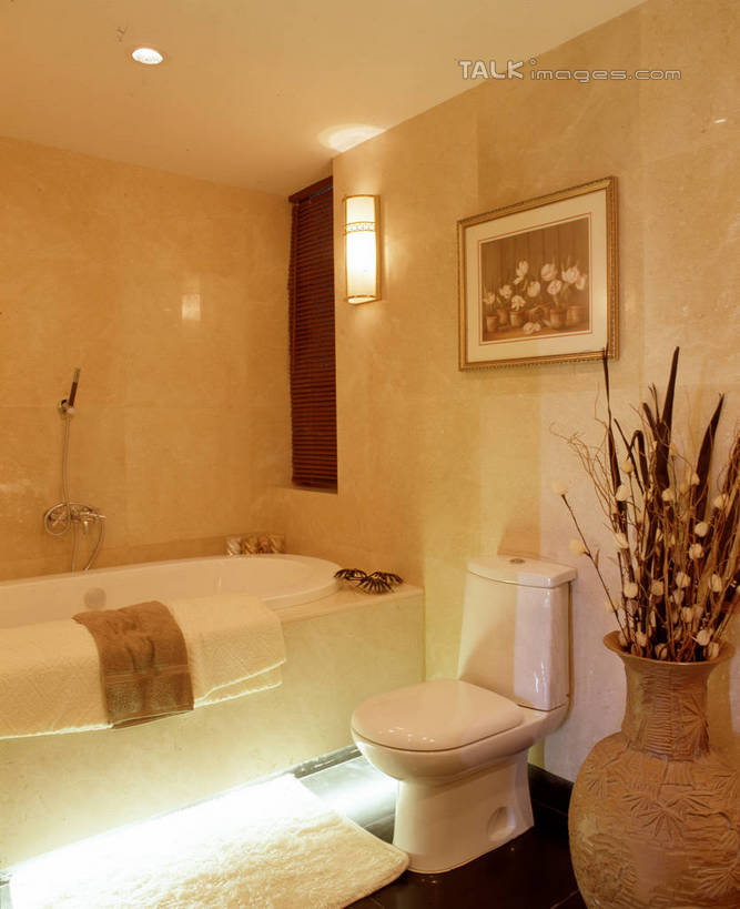 无人,家,竖图,室内,白天,正面,绘画,植物,别墅,家具,生活用品,天花板,卫生间,洗手间,浴室,装修,建筑,照明,欧式,阴影,艺术,装饰,盛开,光线,纺织物,盆栽,影子,房屋,马桶,墙,屋子,公寓,灯光,盆景,古典,豪华,花蕾,文化,建设,现代,装潢,洋房,楼房,顶灯,墙壁,墙面,住宅,灯,花洒,莲蓬头,花,花瓣,花朵,鲜花,绿色,自然,工艺品,灯具,毛巾,室内装潢,浴缸,花苞,花蕊,品味,清洁,座便器,生长,成长,保暖,样板房,明亮,照亮,美术,高雅,舒适,家居装潢,照明设备,挂画,房屋设计,卫浴,地中海风格,古典风格,简约风格,卫浴设备,室内设计,宽敞,透气,防水,喷雾头,样板房装潢,美学,子孙桶,储水,耐磨,吸水,水管装置,设计,厕所,淋浴房,装饰画,彩图,冲凉房,房子,沐浴间,沐浴室,szzm1