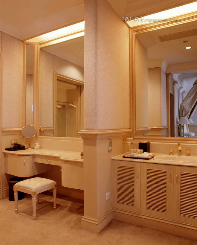 无人,家,竖图,室内,白天,正面,化妆,美容,别墅,柜子,家具,镜子,天花板,卫生间,洗手间,浴室,装修,建筑,照明,欧式,阴影,装饰,反射,光线,水槽,影子,房屋,墙,屋子,公寓,灯光,储物柜,豪华,建设,现代,水斗,装潢,洋房,楼房,顶灯,墙壁,墙面,住宅,灯,化妆镜,灯具,室内装潢,样板房,明亮,照亮,镜像,舒适,家居装潢,镜面,照明设备,储存,房屋设计,地中海风格,古典风格,简约风格,室内设计,宽敞,样板房装潢,光学,储备,蕴藏,贮备,设计,厕所,淋浴房,彩图,冲凉房,房子,沐浴间,沐浴室,贮存,szzm1