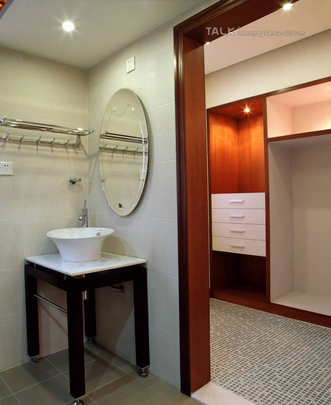 无人,家,竖图,室内,白天,正面,化妆,美容,别墅,家具,镜子,天花板,卫生间,洗手间,浴室,装修,建筑,花瓶,照明,欧式,阴影,装饰,盛开,反射,光线,水槽,水龙头,影子,房屋,墙,屋子,公寓,走道,走廊,过道,灯光,豪华,花蕾,建设,现代,水斗,装潢,洋房,楼房,顶灯,开关,墙壁,墙面,住宅,玻璃制品,灯,花,花瓣,花朵,鲜花,玻璃瓶,化妆镜,瓶子,灯具,室内装潢,花苞,花蕊,打开,样板房,明亮,照亮,阀门,镜像,舒适,家居装潢,开启,镜面,照明设备,房屋设计,地中海风格,古典风格,简约风格,室内设计,宽敞,样板房装潢,光学,水咀,设计,厕所,淋浴房,彩图,冲凉房,房子,沐浴间,沐浴室,szzm1